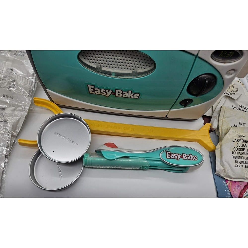 Easy-Bake Oven and Snack Center Teal White Electric Toy‎ with Pans and Mixes - Picture 9 of 16